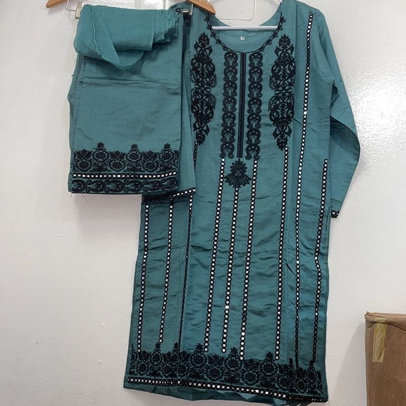 Pakistani embroidered mirror work suit - Picture 11 of 16